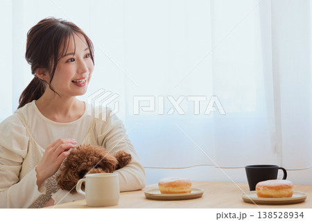 トイプードルと過ごす女性のカフェタイム コーヒーとスイーツのある暮らし トイプードルと過ごす女性のカフェタイム コーヒーとスイーツのある暮らし 138528934