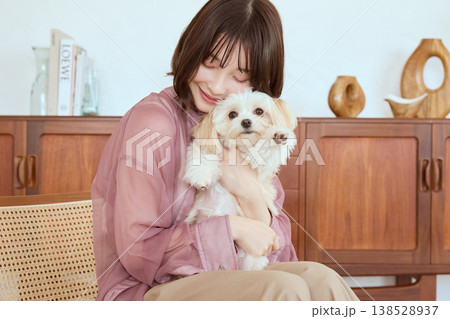 マルチーズを抱きしめる女性 ペットと暮らす癒しの時間 138528937