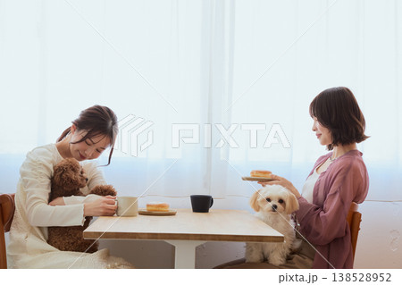 トイプードルとマルチーズと過ごす女性2人のカフェタイム ペットと暮らすライフスタイル 138528952