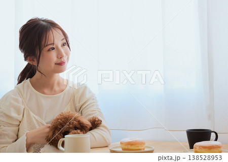 トイプードルと過ごす女性のカフェタイム コーヒーとスイーツのある暮らし 138528953