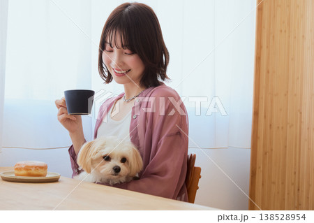 マルチーズと過ごす女性のカフェタイム コーヒーとスイーツのあるペットライフ マルチーズと過ごす女性のカフェタイム コーヒーとスイーツのあるペットライフ 138528954