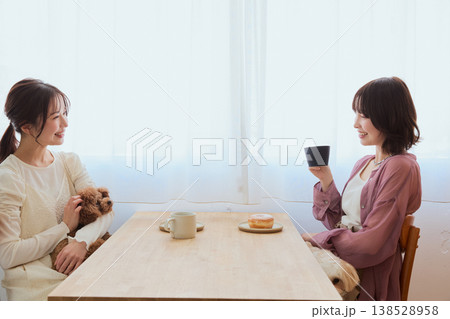 トイプードルとマルチーズと過ごす女性2人のカフェタイム ペットと暮らすライフスタイル トイプードルとマルチーズと過ごす女性2人のカフェタイム ペットと暮らすライフスタイル 138528958