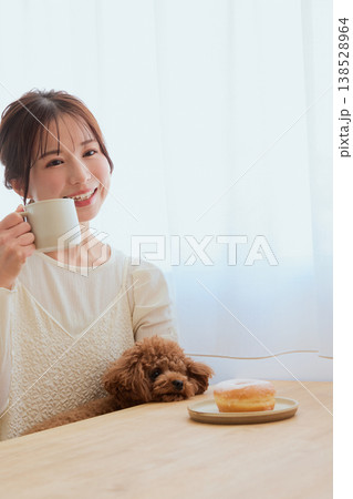 トイプードルと過ごす女性のカフェタイム コーヒーとスイーツのある暮らし トイプードルと過ごす女性のカフェタイム コーヒーとスイーツのある暮らし 138528964