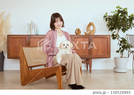 マルチーズと女性 ナチュラルインテリアで暮らすペットライフ 138528993