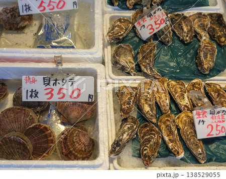 札幌二条市場に並ぶ貝と海の幸 北海道の新鮮な魚介 138529055