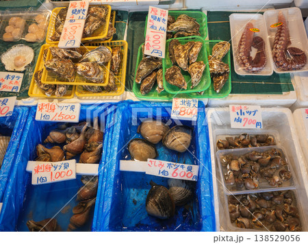 札幌二条市場に並ぶ貝と海の幸 北海道の新鮮な魚介 138529056
