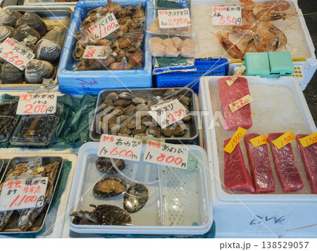 札幌二条市場に並ぶ貝と海の幸 北海道の新鮮な魚介 138529057