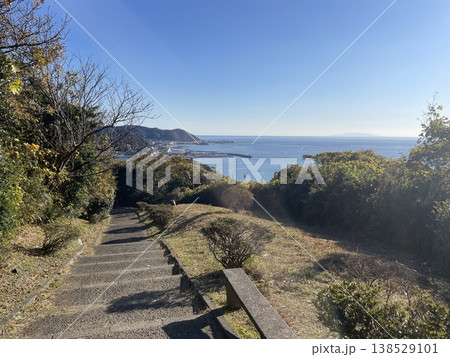 海へ続く階段と青空の開放的な風景 海へ続く階段と青空の開放的な風景 138529101