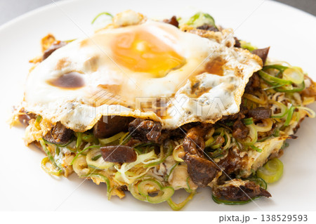 美味しい九条ネギ牛すじ葱焼きのお好み焼き 美味しい九条ネギ牛すじ葱焼きのお好み焼き 138529593