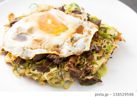 美味しい九条ネギ牛すじ葱焼きのお好み焼き 138529598