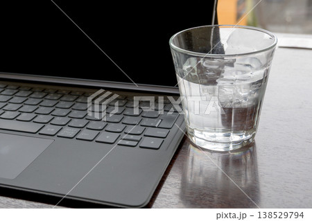 カフェで仕事するノートパソコンと水のグラス カフェで仕事するノートパソコンと水のグラス 138529794