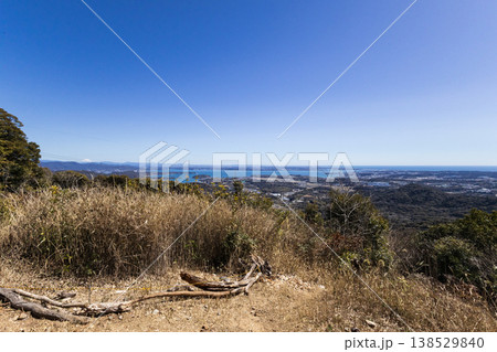 神石山山頂から望む富士山と浜名湖，浜松市のビルと太平洋 138529840
