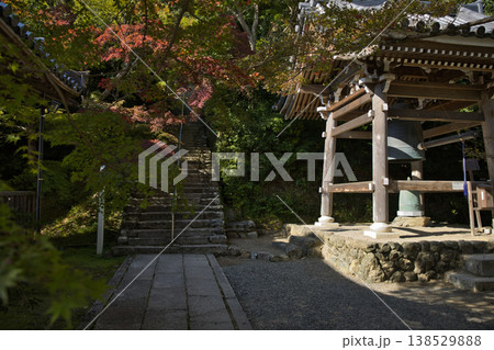 小倉山二尊院 境内のしあわせの鐘(鐘楼)3 小倉山二尊院 境内のしあわせの鐘(鐘楼)3 138529888