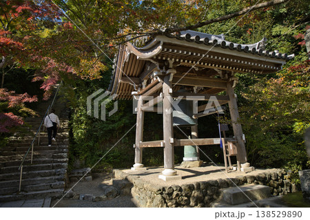 小倉山二尊院 境内のしあわせの鐘(鐘楼)5 小倉山二尊院 境内のしあわせの鐘(鐘楼)5 138529890