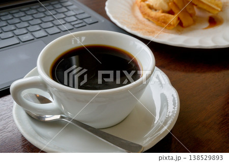 コーヒーとワッフル カフェで楽しむスイーツタイム コーヒーとワッフル カフェで楽しむスイーツタイム 138529893