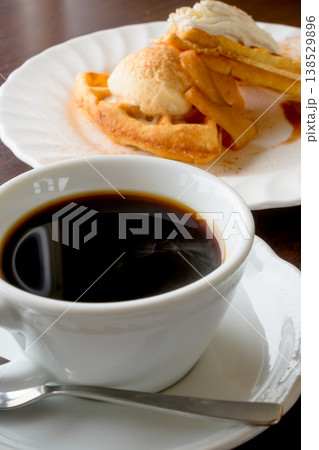 コーヒーとワッフル カフェで楽しむスイーツタイム コーヒーとワッフル カフェで楽しむスイーツタイム 138529896