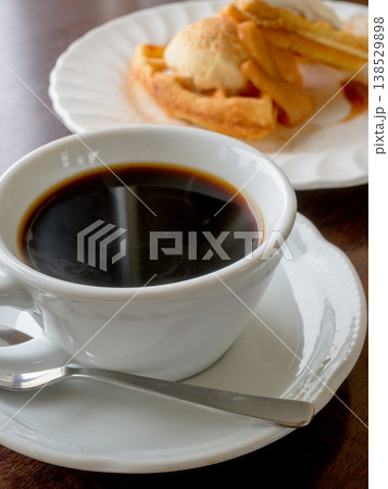 コーヒーとワッフル カフェで楽しむスイーツタイム コーヒーとワッフル カフェで楽しむスイーツタイム 138529898