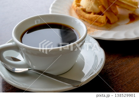 コーヒーとワッフル カフェで楽しむスイーツタイム コーヒーとワッフル カフェで楽しむスイーツタイム 138529901