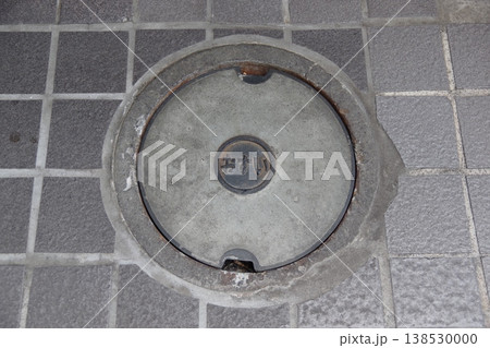 景観に溶け込むように設計日本の汚水マンホール蓋 138530000