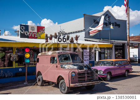 アメリカ アリゾナ州 セリグマンの一角 土産物店前のディスプレイ アメリカ アリゾナ州 セリグマンの一角 土産物店前のディスプレイ 138530001