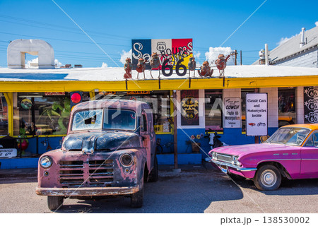 アメリカ　アリゾナ州　セリグマンの一角　土産物店前のディスプレイ 138530002