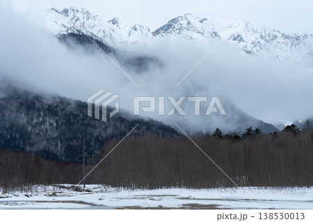 【上高地】冬の上高地から見た穂高連峰_01 138530013