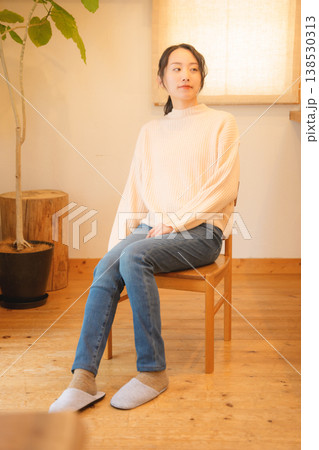 自宅で故人に祈りを捧げる娘 138530313
