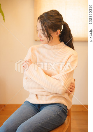 自宅で故人に祈りを捧げる娘 自宅で故人に祈りを捧げる娘 138530316