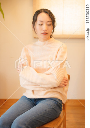 自宅で故人に祈りを捧げる娘 自宅で故人に祈りを捧げる娘 138530319
