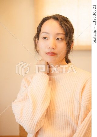 自宅で故人に祈りを捧げる娘 自宅で故人に祈りを捧げる娘 138530323