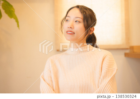 自宅で故人に祈りを捧げる娘 自宅で故人に祈りを捧げる娘 138530324