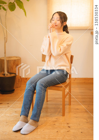 自宅で故人に祈りを捧げる娘 自宅で故人に祈りを捧げる娘 138530334