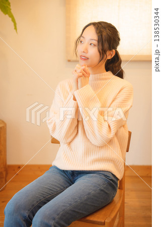 自宅で故人に祈りを捧げる娘 自宅で故人に祈りを捧げる娘 138530344