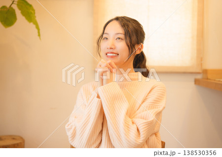 自宅で故人に祈りを捧げる娘 138530356