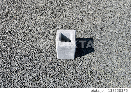 砂利の上に置かれた「フェンスブロック300型」 138530376