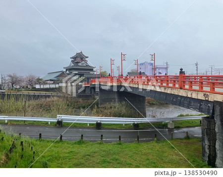 清洲城の再建天守と赤い大手橋の風景（愛知県清須市） 138530490