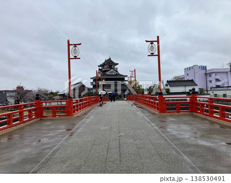 清洲城の大手橋と再建天守のパノラマ風景（愛知県清須市） 138530491