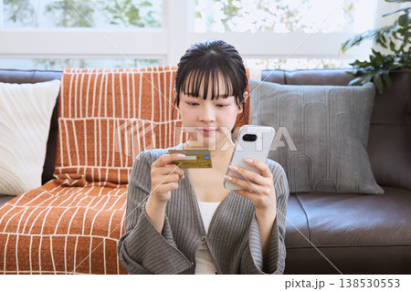 スマートフォンでオンライン決済をする女性 スマートフォンでオンライン決済をする女性 138530553