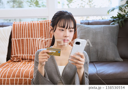 スマートフォンでオンライン決済をする女性　 138530554