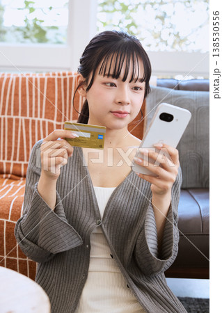 スマートフォンでオンライン決済をする女性 スマートフォンでオンライン決済をする女性 138530556