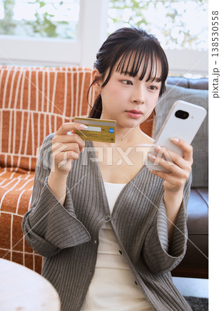 スマートフォンでオンライン決済をする女性 スマートフォンでオンライン決済をする女性 138530558