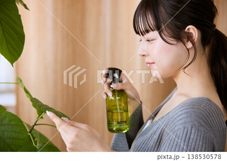 観葉植物の手入れをする若い女性 観葉植物の手入れをする若い女性 138530578