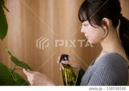 観葉植物の手入れをする若い女性 観葉植物の手入れをする若い女性 138530580