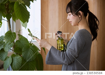 観葉植物の手入れをする若い女性 観葉植物の手入れをする若い女性 138530584