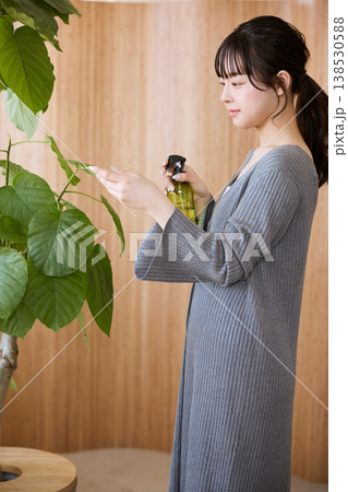 観葉植物の手入れをする若い女性 観葉植物の手入れをする若い女性 138530588