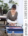 旅行の準備でスーツケースに服を詰める若い女性 138530593