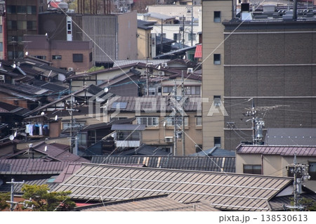日本の岐阜県 高山市中心部の美しい町並み マンションや古民家の新旧の住宅 城山公園から見た眺め 日本の岐阜県 高山市中心部の美しい町並み マンションや古民家の新旧の住宅 城山公園から見た眺め 138530613