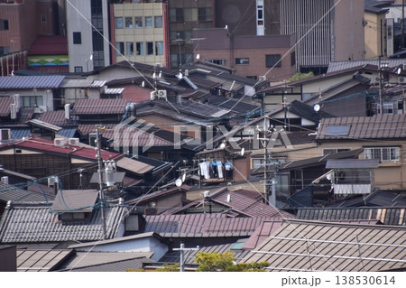日本の岐阜県　高山市中心部の美しい町並み　マンションや古民家の新旧の住宅　城山公園から見た眺め 138530614