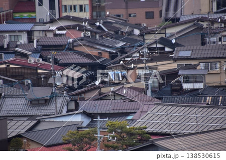 日本の岐阜県 高山市中心部の美しい町並み マンションや古民家の新旧の住宅 城山公園から見た眺め 日本の岐阜県 高山市中心部の美しい町並み マンションや古民家の新旧の住宅 城山公園から見た眺め 138530615
