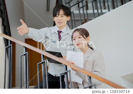 物件の説明を聞く女性 物件の説明を聞く女性 138530714